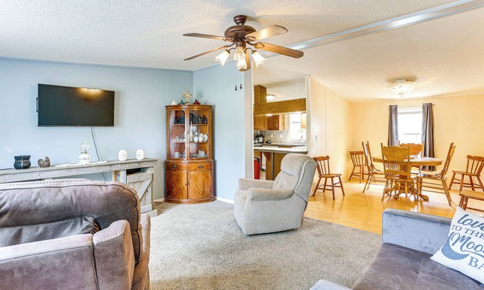 Paris House | 3 Mi to Dtwn: Pet-Friendly Farm Retreat in Paris!