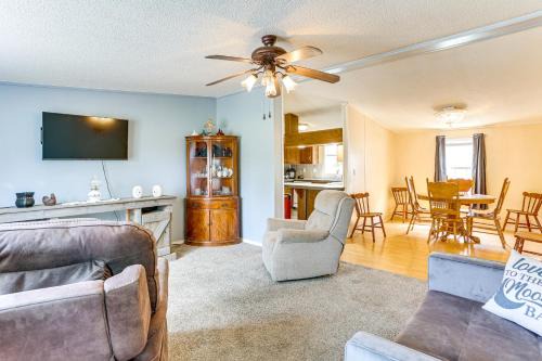 Paris House | 3 Mi to Dtwn Pet-Friendly Farm Retreat in Paris!