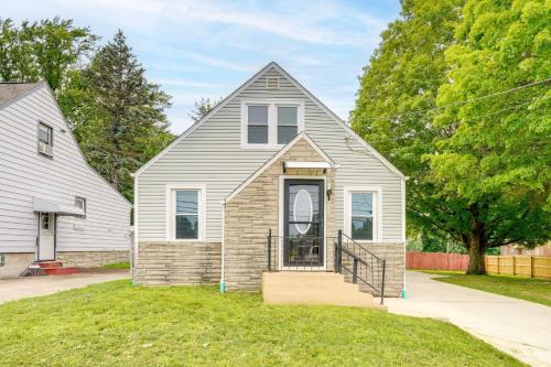 Youngstown House | 3 Mi to Dtwn Youngstown and YSU Family Home with Yard
