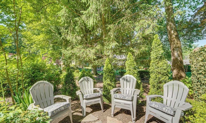 Spry Cottage | 3 Mi to Lake Redman: Home w/Furnished Pergola!