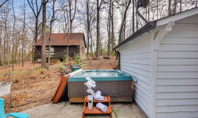Marietta House | 3 Mi to Marietta Square: Hot Tub Haven w/2 Patios