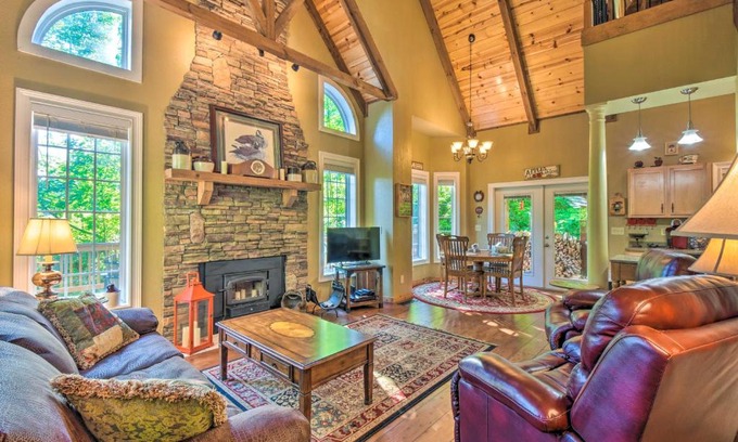 Hayesville House | 3 Mi to Museums Smoky Mountains Cabin with Deck