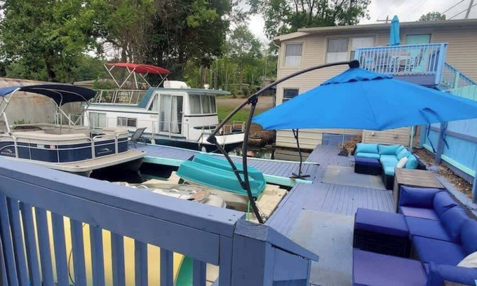 Muscle Shoals Apartment | #3 Right on the Lake! Boats & Kayaks available!