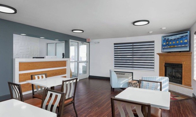 Graysville House | 3 Separate Hotel Bedrooms with 2 Queen Beds in each room with attached bathroom