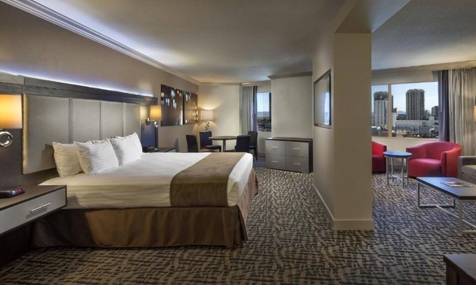 Gateway District House | 3 Spacious Suites Minutes from Mob Museum! w/ Onsite Parking, Casino, Pools!