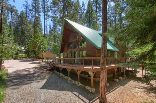 North Wawona House | 3 Springs Hideout - Family cabin with hot tub in Yosemite