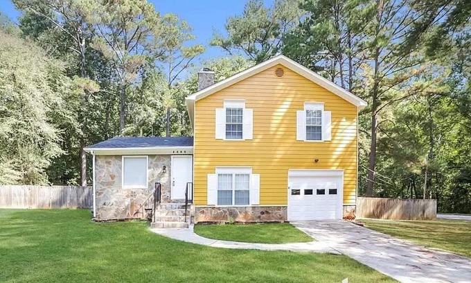 Ellenwood House | 3 Story leveled Corner Private Home with huge fenced backyard