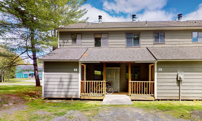 West Dover Condo | 3-story mountain condo with deck, balcony, shuttle to slopes, fireplace, & W/D