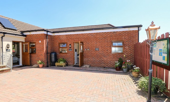 Ryde Cottage | 3 THE STABLES, with a garden in Ryde