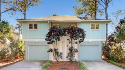 Twin Oaks House | 3 Twin Oaks Lane by AvantStay Beach Access Sunroom Great Location