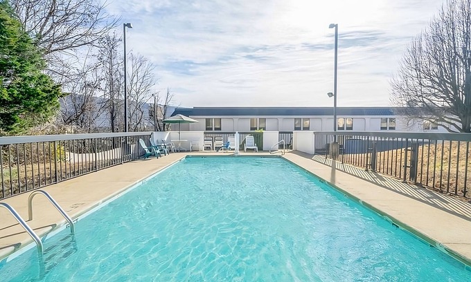 Lookout Valley Neighborhood Association Hotel | 3 Units with Free Parking, Near Ruby Falls, Pets Allowed! Pool