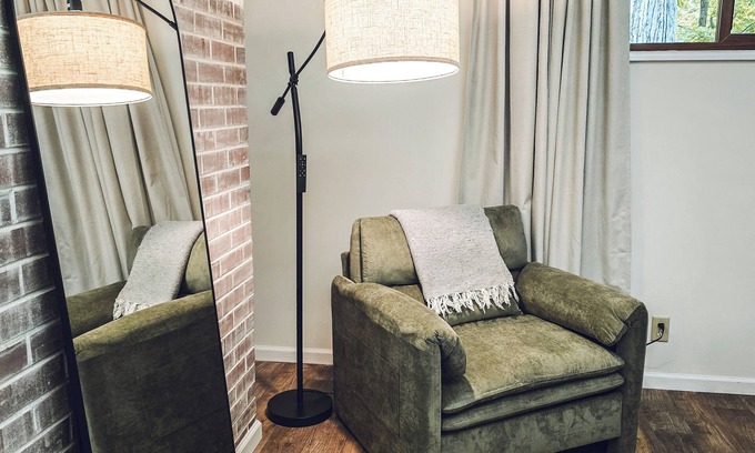 Orange Prairie Cabin | 30+ Day Stay - 2-BR Rural Cabin at Singing Woods - 13 min to downtown Peoria