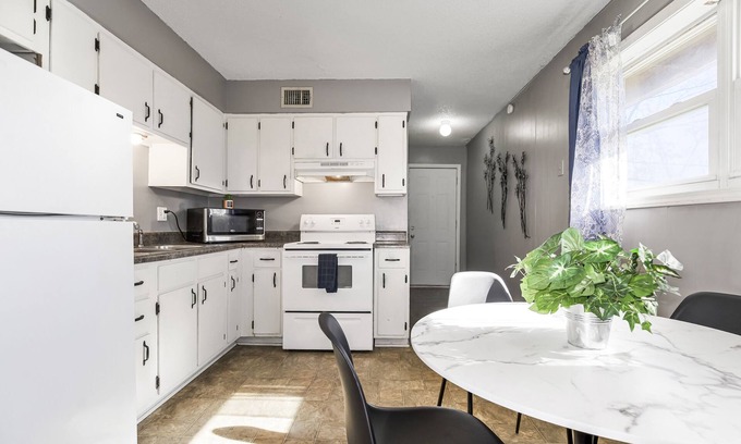 Independence House | 30 days minimum 2b1b Spacious unit near downtown/stadiums in independence MO