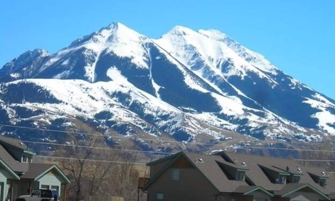 Emigrant Villa | 30 Miles from Yellowstone Park! View is Breathtaking!
