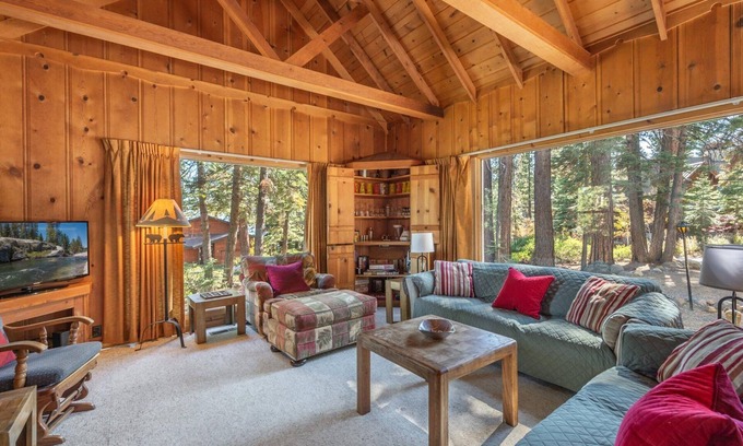 Ridgewood Cabin | *30 NIGHT MINIMUM*Economical Cabin, Loft, Gas FP & Patio "On Huis Cabin"