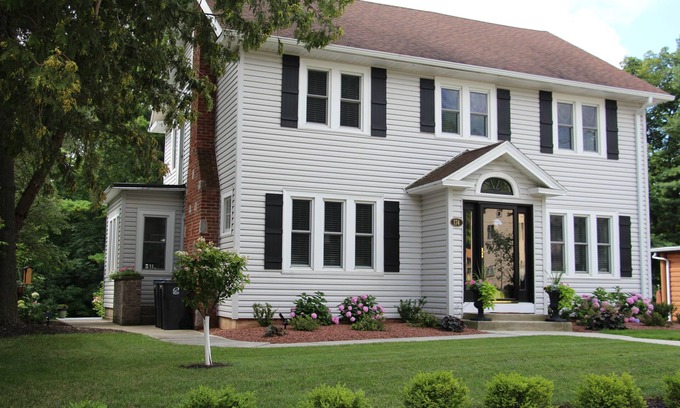 Elkhart Lake House | 30 Second Walk To Downtown