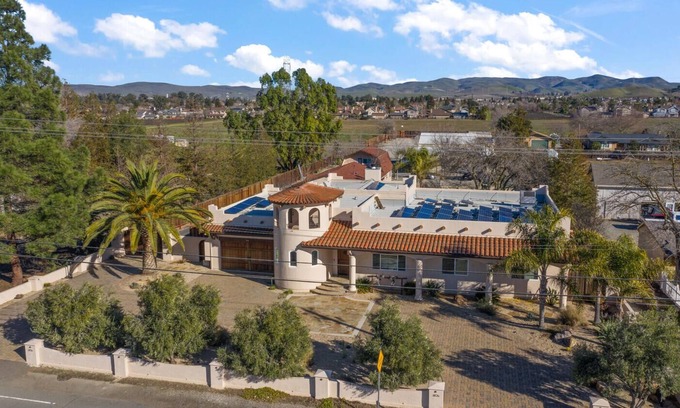 Livermore House | 3500sf, Single Level, 4 King Beds, 12ft Hot Tub!