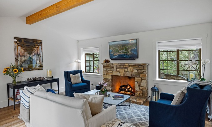 Northeast Carmel House | 3883 Kiwi's Cottage - Immaculate, Prime Location