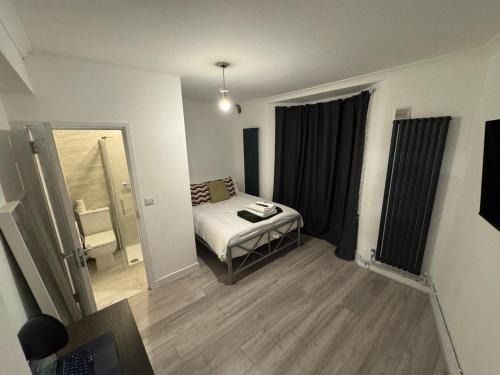 West Ham Apartment | 38LYW Large Ensuite Room - Stratford, London
