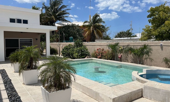 Progreso Municipality House | 3BD/2B-w/2 Kingsize bedrooms-House-Near Beach-Pool-Hottub-Lrg Patio-pet friendly