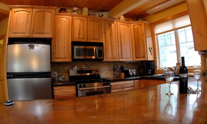 Pla-Vada Woodlands House | 3bd & 2bth home w/HOT TUB close to Ski Resorts & Truckee