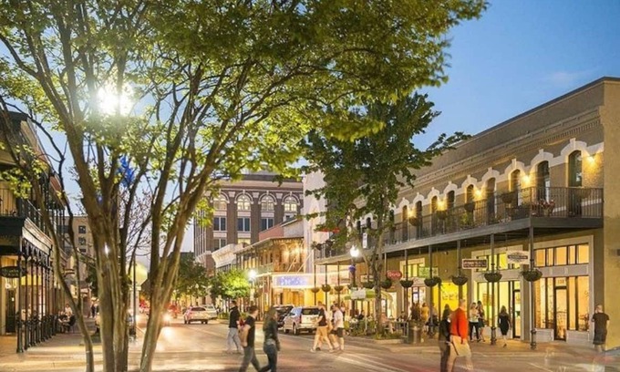 Downtown House | 3bd in Downtown Pensacola - 15 min to Beach - Park - Family Friendly