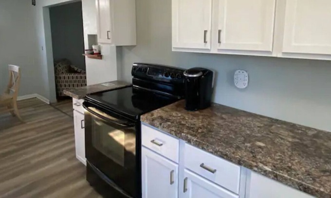 Marshall House | 3BDRM+Pets+Fenced yard+Laundry In House