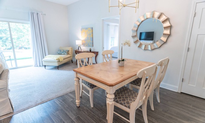 Greer House | 3Bed/2Bath Ritzy 3 of 3