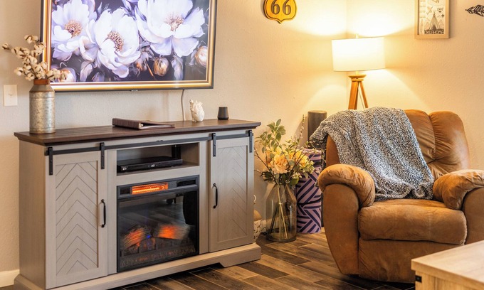 Moore House | 3BR 1.5BA Fenced Yard & Patio-10 miles to OKC, 15 mins to Airport, 20 mins to OU