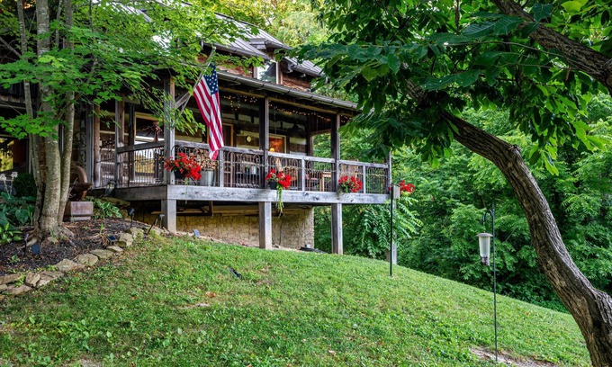 Nashville Cabin | 3BR, 2.5BA Log Cabin
