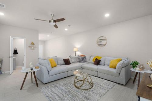 Conroe Apartment | 3BR 2 & half Bath Townhouse Modern Spacious Retreat Near Lake Conroe!