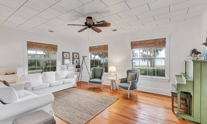 Yalaha House | 3BR, 2BA Charming 1920s Lake Estate w hot tub & Beautiful Boat Dock. Sleeps 7