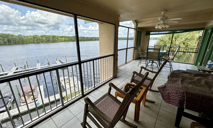 Welaka Condo | 3BR/2BA Welaka Condo on St. Johns River- Magnificent Sunsets