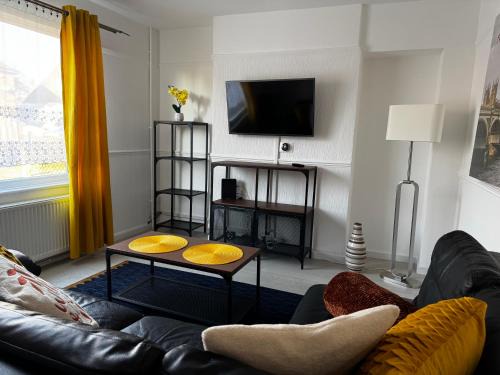 Nottingham House | 3BR, 6 x FREE off street parking, CCTV,Perfect for business Trip & Families holiday & working proffesional-long term,M1 J25-10Min ,WI-Fi 500Mb,Netflix,Secure Huge Private garden,Fully equiped kitchen,Few local shops- Peaceful & Convenient,