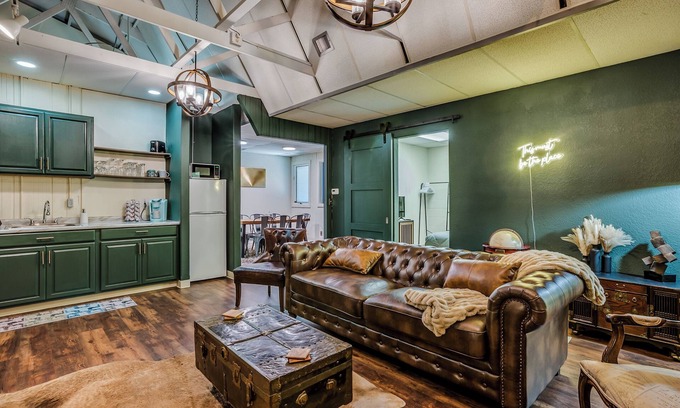 Wichita House | 3BR Downtown Boho Hydeaway with Epic Garage Hangout for small gatherings