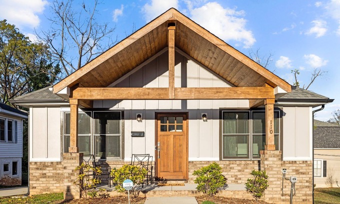 Salisbury House | 3BR Downtown Retreat King Bed Cozy & Fast WiFi