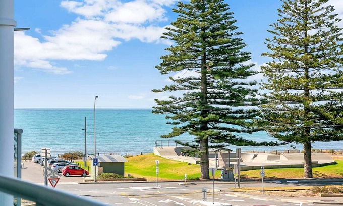 Victor Harbor Apartment | 3BR Gallery 13 Penthouse Escape – Spa Bath, Tennis Court,Swimming Pool & Secure Parking