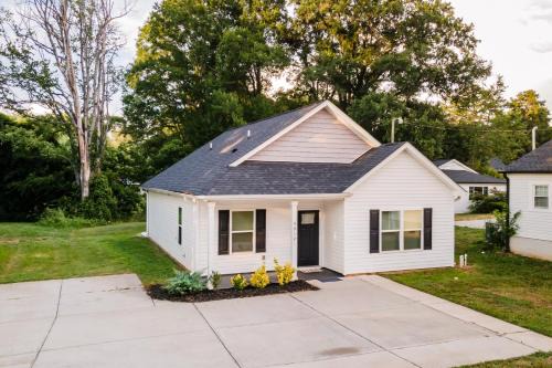 Paw Creek House | 3BR Getaway Hot Tub Games Family Fun