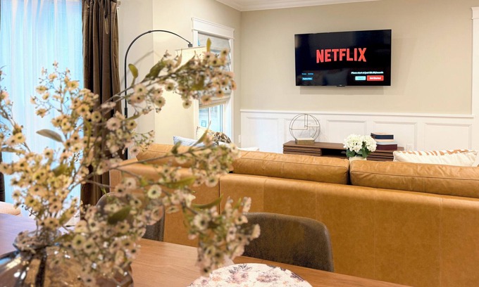 Portsmouth Apartment | 3BR Luxe ~ Elegant Design ~ DNTN ~ Deck ~ Parking