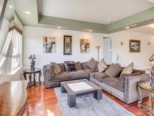 Thousand Oaks House | 3BR Mountain Retreat with 2 Executive Suites & Scenic Views Sleeps 6