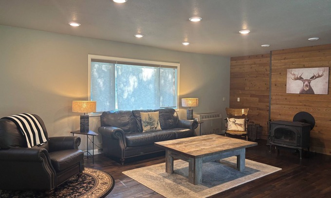 Roberts House | 3BR Riverfront Retreat on 16 Acres Minutes from Red Lodge