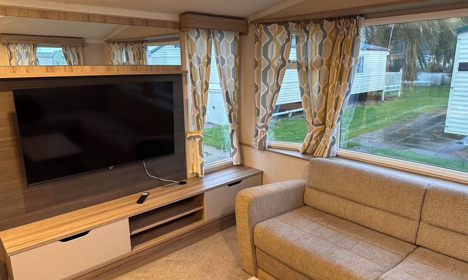 Skegness Cabin | 3BR-Sleeps6-Parking-Pool-NearBeach&Skegness