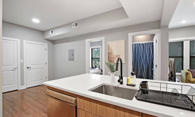 East Albany Park Apartment | 3BR Spacious Apartment w/In-Unit Laundry