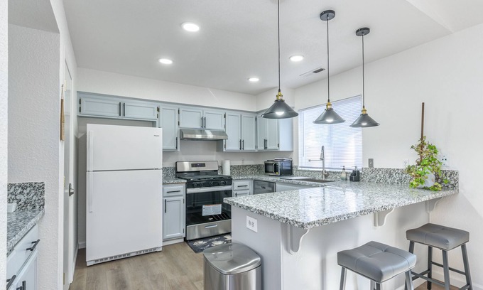 Merced House | 3BR Stylish Retreat en route to Yosemite, Centrally Located in Merced!