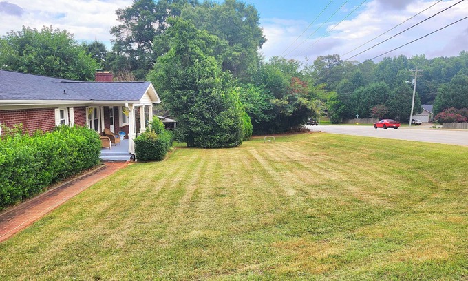 Greer House | 3BR with Fireplace, Smart TV , Near BMW & GSPn