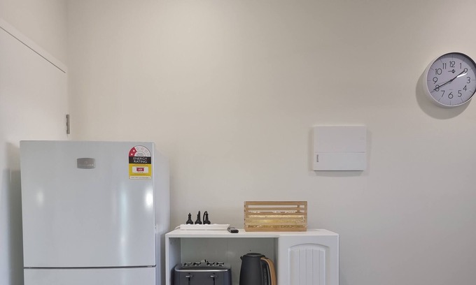 Braitling Apartment | 3km from CBD. One-year-old, modern, self-contained unit with a homely touch.