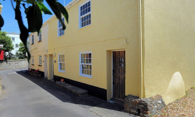 Lyme Regis Cottage | 4/5 GEORGES SQUARE, pet friendly, with open fire in Lyme Regis
