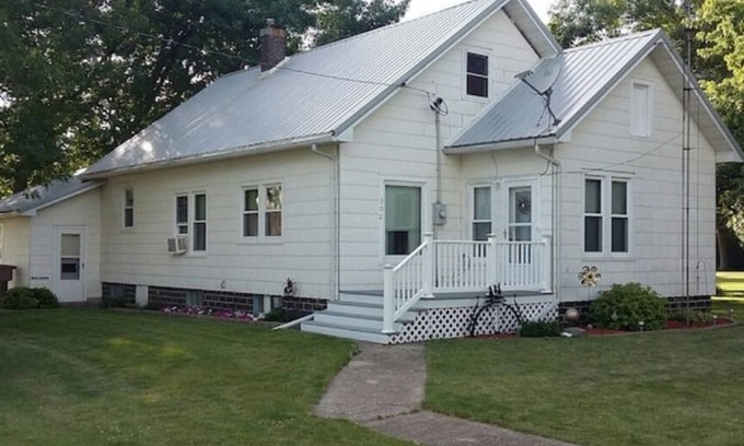 Jolley House | 4.5 miles to Twin Lakes, small town, pets welcome