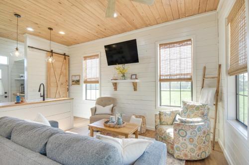 Ludlow House | 4-Acre Plot Farmhouse-Chic Retreat in Forest!