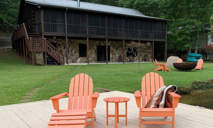 Waleska House | 4 B/R, Flat Lot, Only a few Steps to the Water, Beautiful Lake Front, Quiet Cove